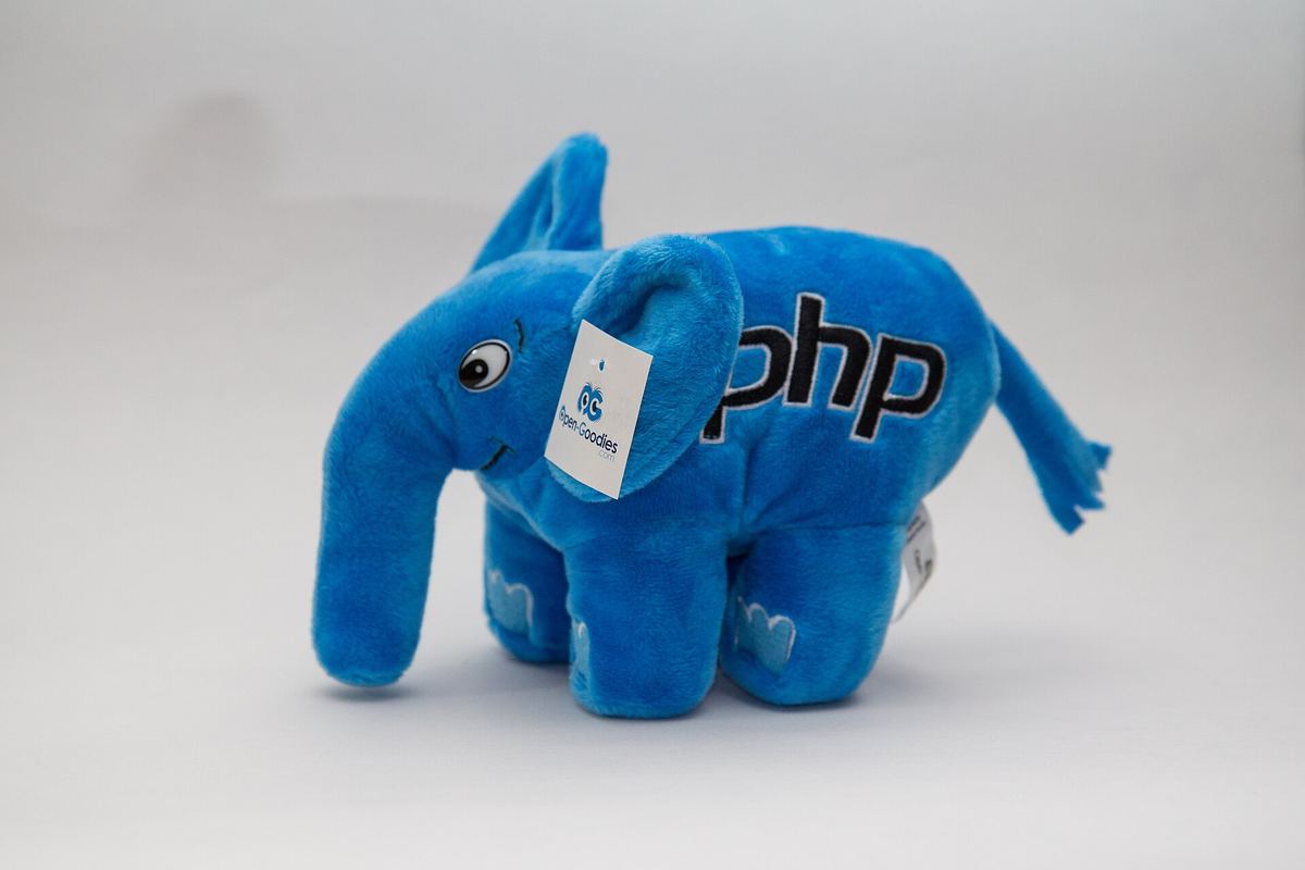 Blaues Plüsch-elePHPant, das Maskottchen von PHP