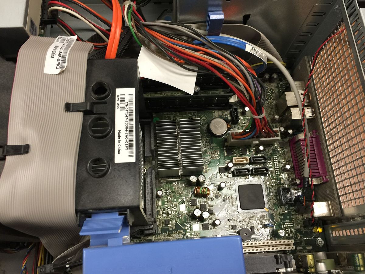 Hauptplatine eines Computers mit Steckplätzen und Chips
