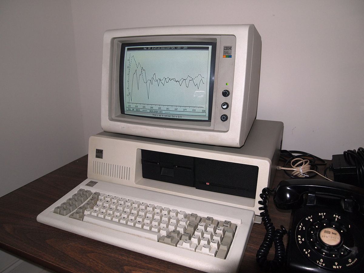 IBM Personal Computer 5150 mit Monitor und Tastatur