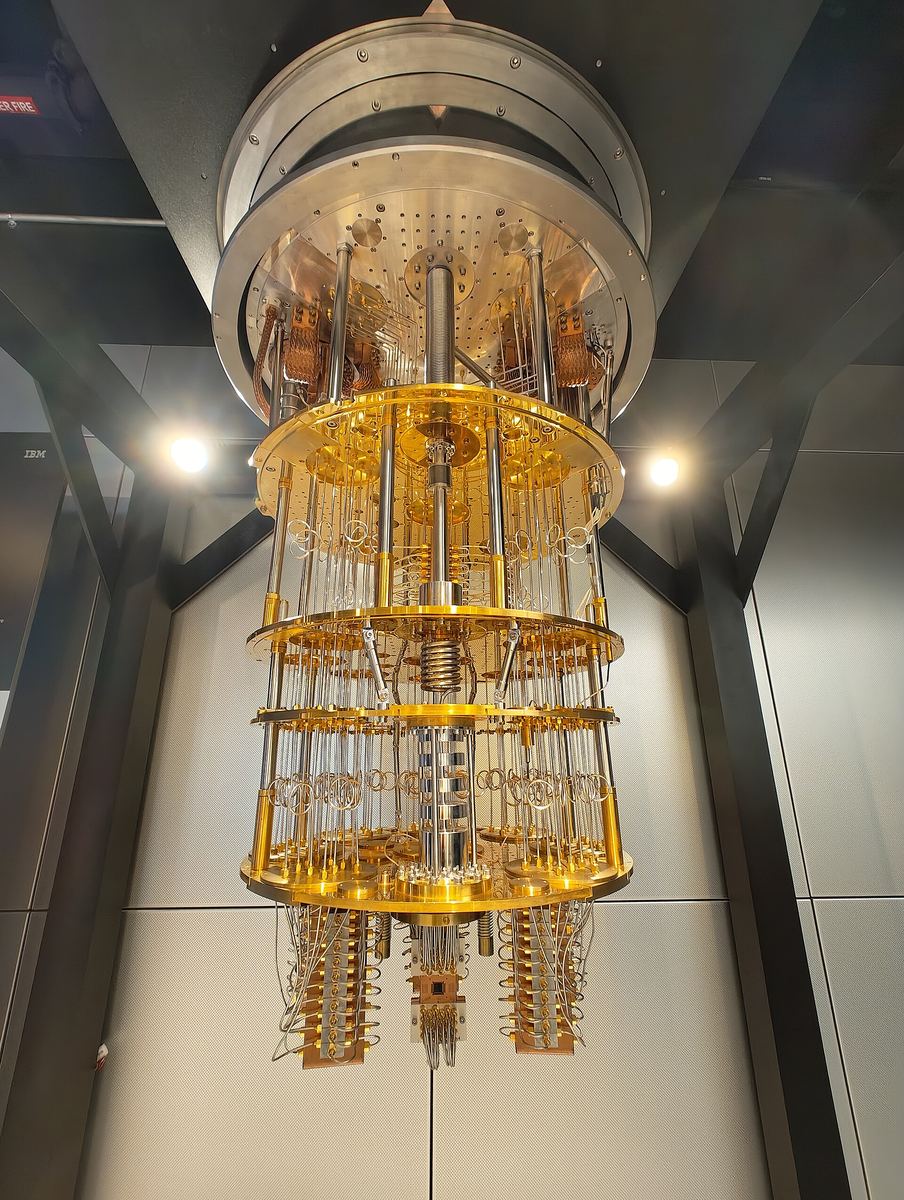 Gehäuse eines Quantencomputers in einer Ausstellung